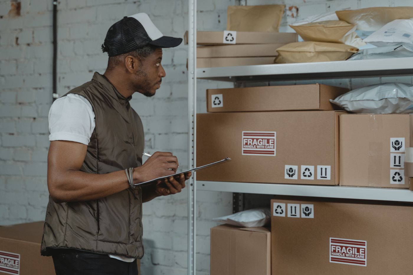 Un magasinier contrôle des cartons à la réception d’une livraison